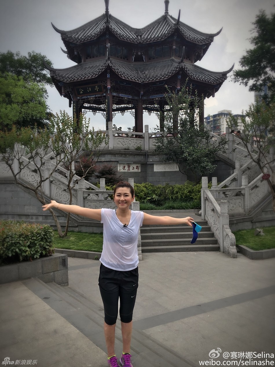 Selina sau ly hon anh 1