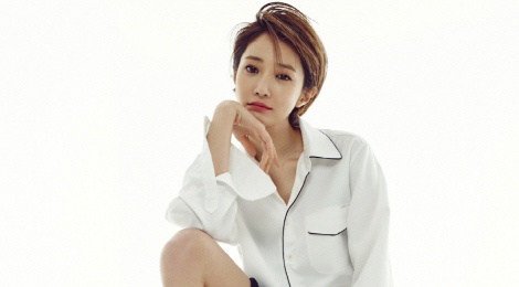 Kieu nu ‘She Was Pretty’ goi y mac mau den trang khoe khoan hinh anh