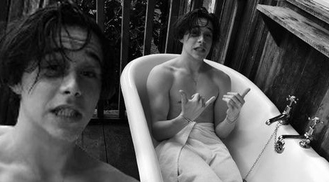 Quy tu nha Becks khoe anh nguc tran co bap hinh anh