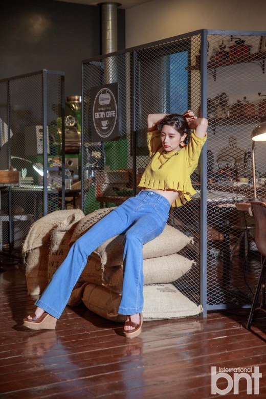 Clara bat ngo kin dao anh 8