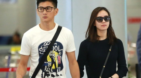 Ngo Ky Long - Luu Thi Thi luon dan tay tinh cam o san bay hinh anh