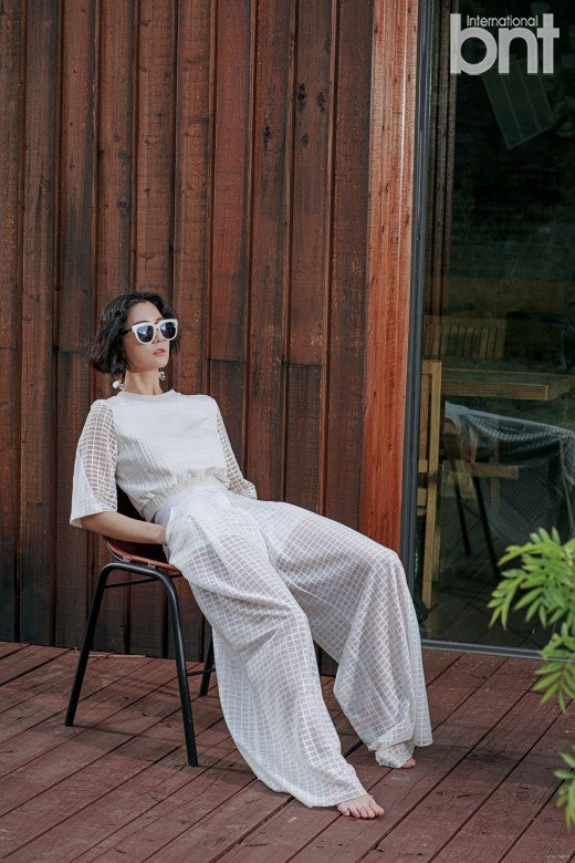 Clara bat ngo kin dao anh 2