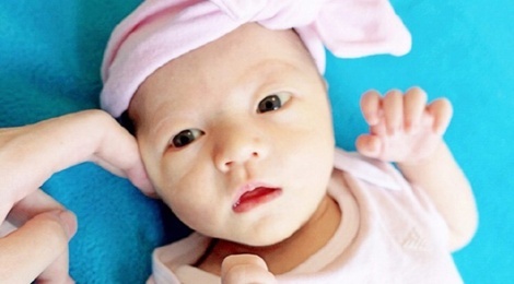 Hoa hau Truong Tu Lam lan dau khoe con gai moi sinh hinh anh