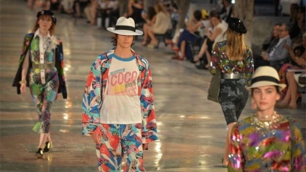 Chanel mo san dien tren duong pho Cuba hinh anh