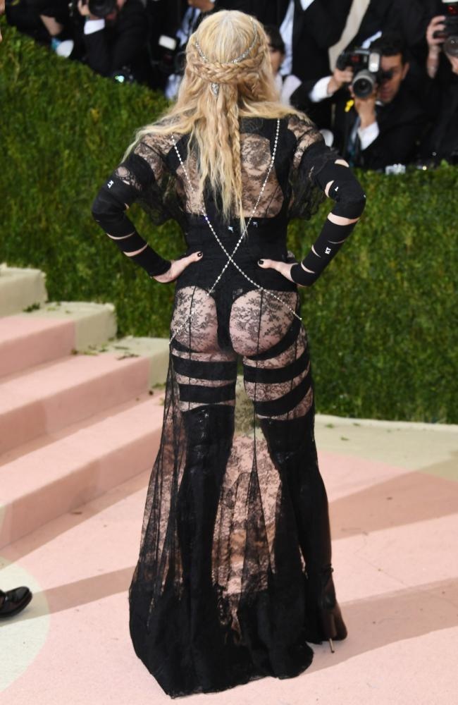 Madonna phản ứng về trang phục tại Met Gala,  Madonna mặc xấu tại Met Gala,  Madonna gửi thông điệp chính trị ảnh 1 Madonna phan ung ve trang phuc tai Met Gala,  Madonna mac xau tai Met Gala,  Madonna gui thong diep chinh tri anh 1