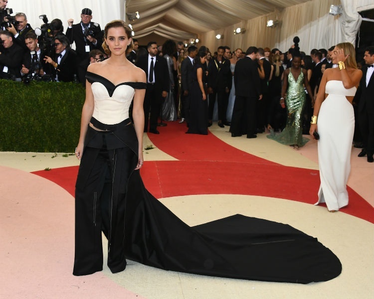 Emma Watson dien vay duoc lam tu nhua tai che tren tham do hinh anh