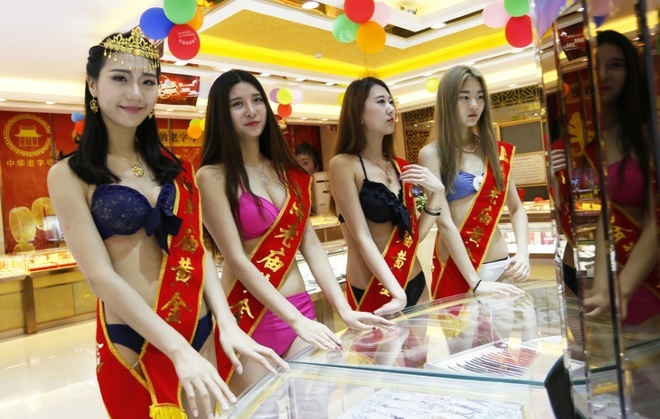 Người mẫu mặc gợi cảm quảng cáo ảnh 1 Nguoi mau mac goi cam quang cao anh 1