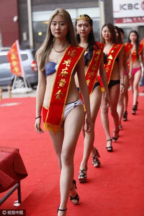 Người mẫu mặc gợi cảm quảng cáo ảnh 2 Nguoi mau mac goi cam quang cao anh 2