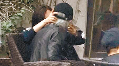 Con gai Vuong Phi khoa moi ban gai hinh anh