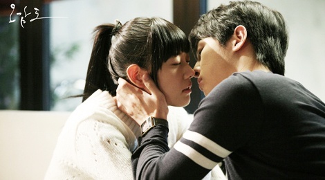 Clara noi ve canh hon voi Song Joong Ki hinh anh