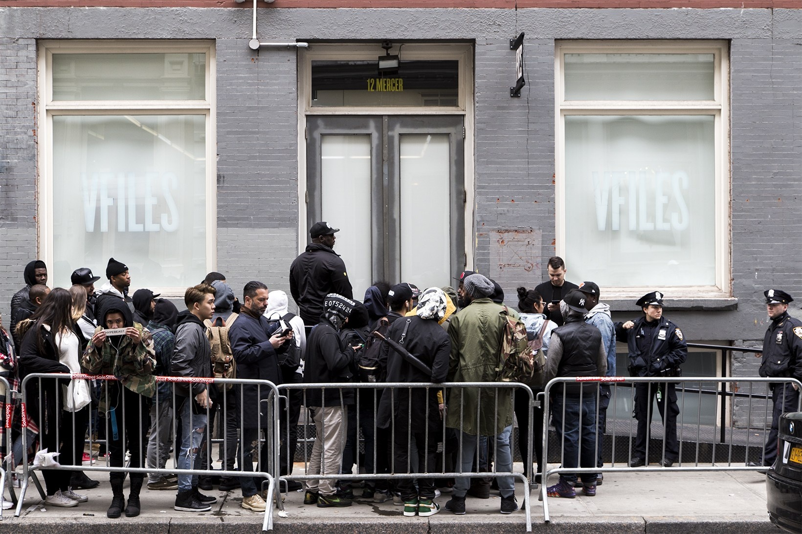 Nguoi ham mo xep hang cho mua san pham cua Justin Bieber anh 1