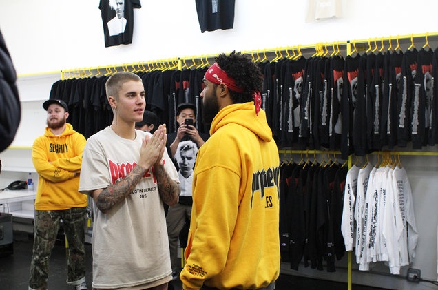 Nguoi ham mo xep hang cho mua san pham cua Justin Bieber anh 2