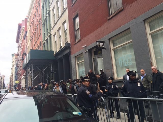 Hang tram nguoi ‘oanh tac’ cua hang ban do Justin Bieber hinh anh