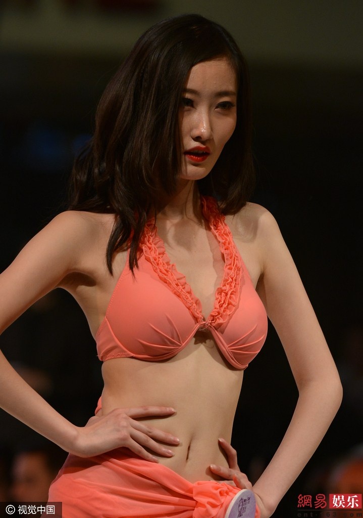 Hoa hau thay bikini tren san khau anh 8