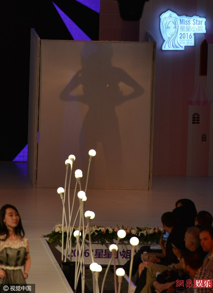 Hoa hau thay bikini tren san khau anh 2