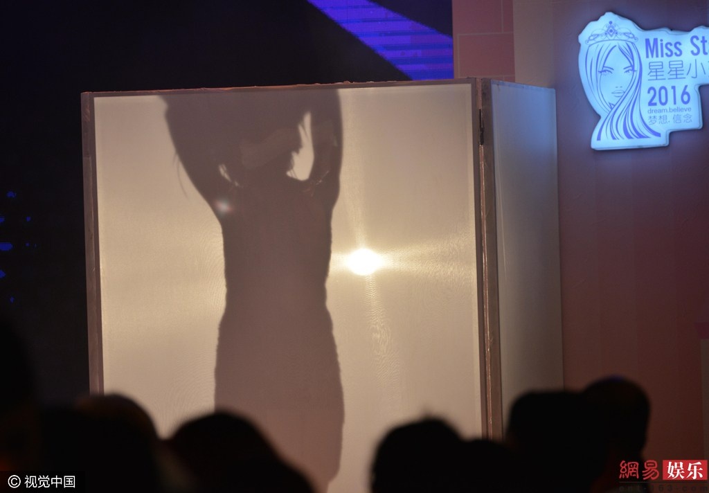 Hoa hau thay bikini tren san khau anh 4