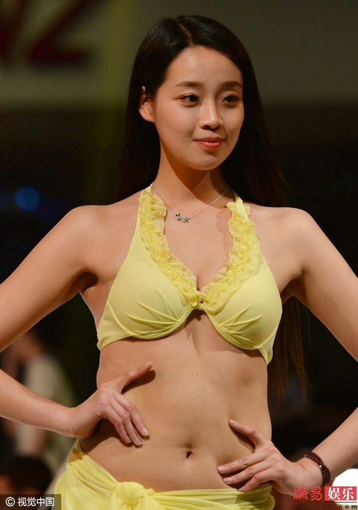 Hoa hau thay bikini tren san khau anh 7