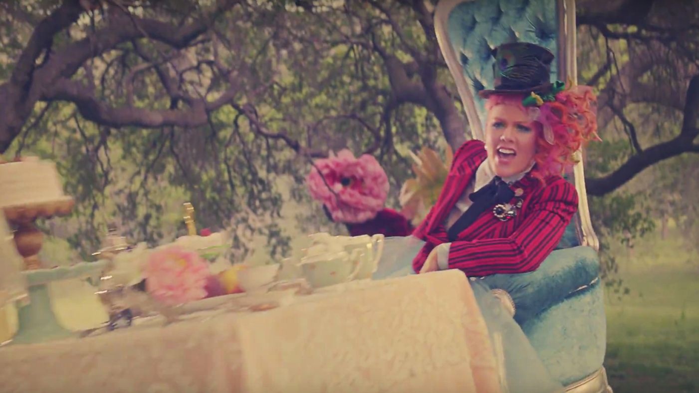 Lac vao xu than tien cung Pink trong 'Just Like Fire' hinh anh