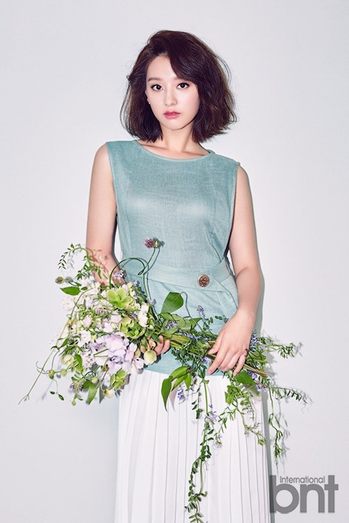 kieu nu Hau due mat troi tren tap chi anh 1