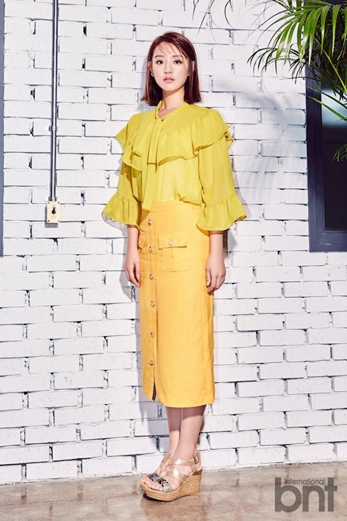 kieu nu Hau due mat troi tren tap chi anh 3