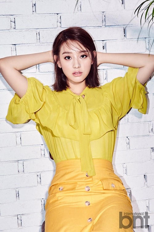 kieu nu Hau due mat troi tren tap chi anh 4