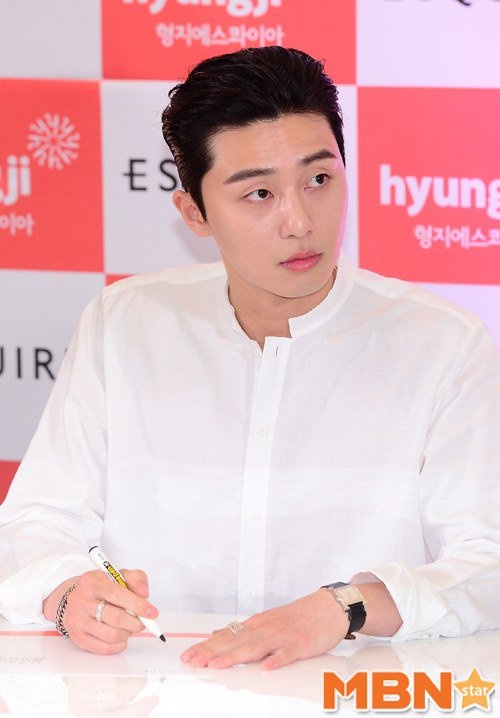 Park Seo Joon 'hôn' fan nữ ảnh 2 Park Seo Joon 'hon' fan nu anh 2