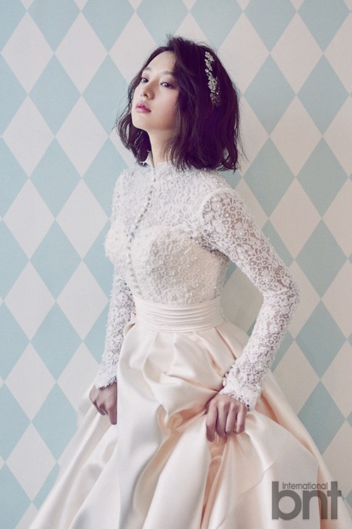 kieu nu Hau due mat troi tren tap chi anh 6