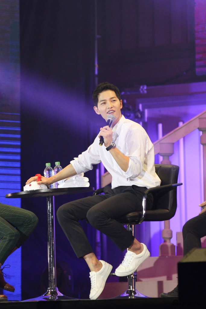 Song Joong Ki tro tai ca hat anh 2