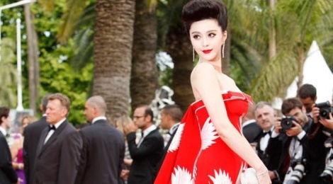 Khi gioi showbiz Hoa ngu vo tu boc me nhau o Cannes hinh anh