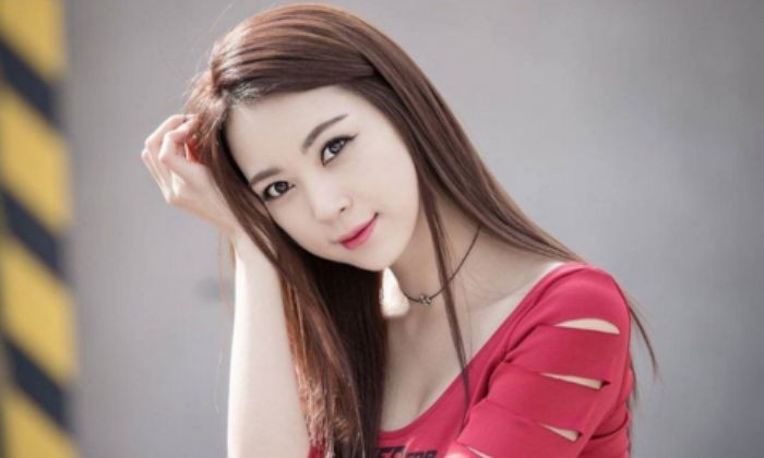 Nguoi mau hang A Han Quoc qua doi tren duong di lam hinh anh