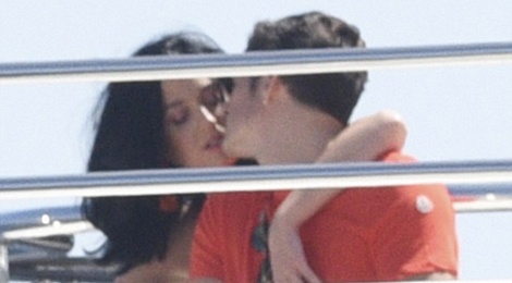 Orlando khoa moi Katy Perry sau on ao voi Selena hinh anh