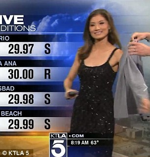 Su co cua MC phai mac them ao tren song truyen hinh hinh anh