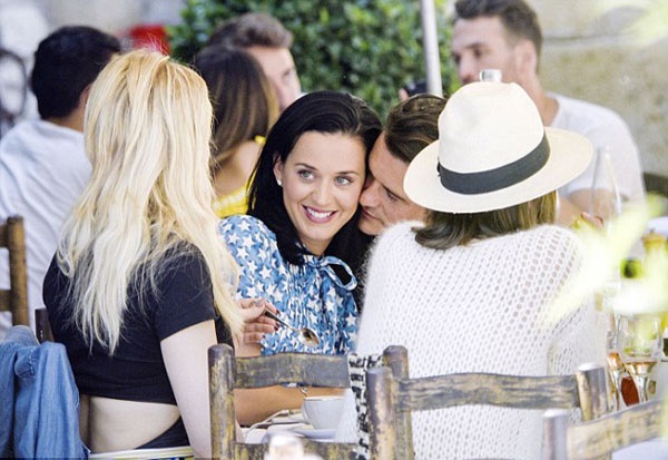 Orlando Bloom nong nan ben Katy Perry anh 1