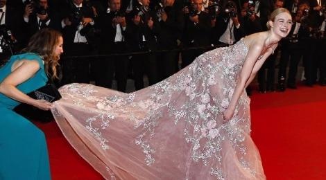 Sao 18 tuoi nguong vi duoc do vay tren tham do Cannes hinh anh