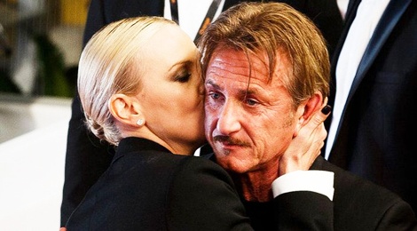 Charlize Theron hon Sean Penn guong gao hinh anh