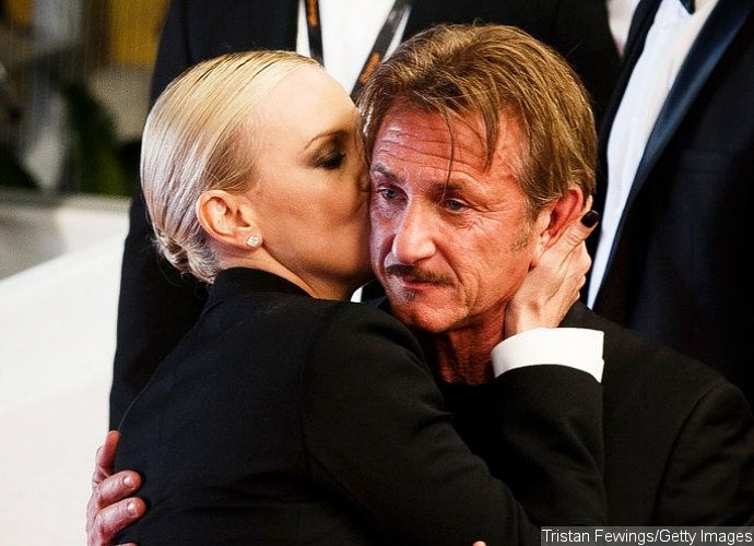 Charlize Theron hôn Sean Penn ảnh 2 Charlize Theron hon Sean Penn anh 2
