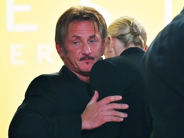 Charlize Theron hôn Sean Penn ảnh 3 Charlize Theron hon Sean Penn anh 3