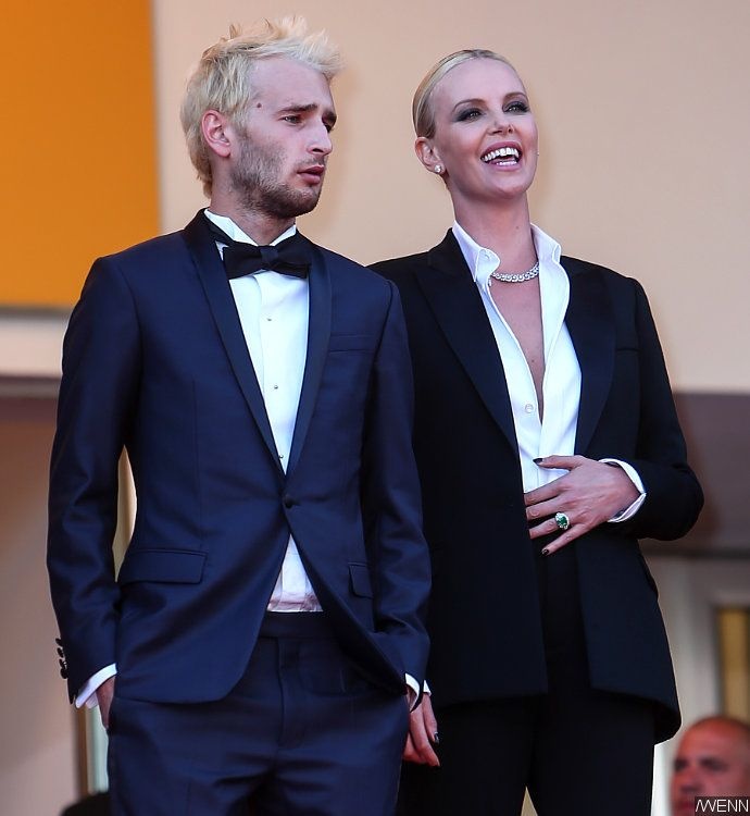 Charlize Theron hôn Sean Penn ảnh 4 Charlize Theron hon Sean Penn anh 4