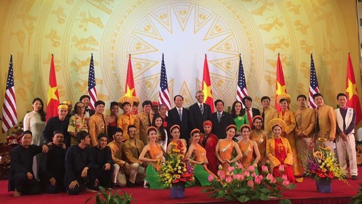 Obama thích thú nghe quan học ảnh 2 Obama thich thu nghe quan hoc anh 2