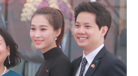 Hoa hau Thu Thao va ban trai rang ro don Tong thong Obama hinh anh