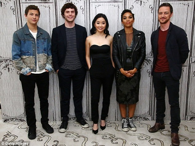 Tài tử ‘X-Men’ thân mật với bạn diễn nữ ảnh 1 Tai tu ‘X-Men’ than mat voi ban dien nu anh 1