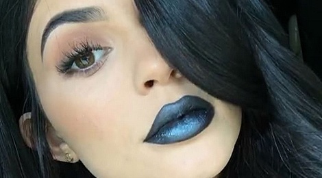 Kylie Jenner tung son moi mau xanh den hinh anh
