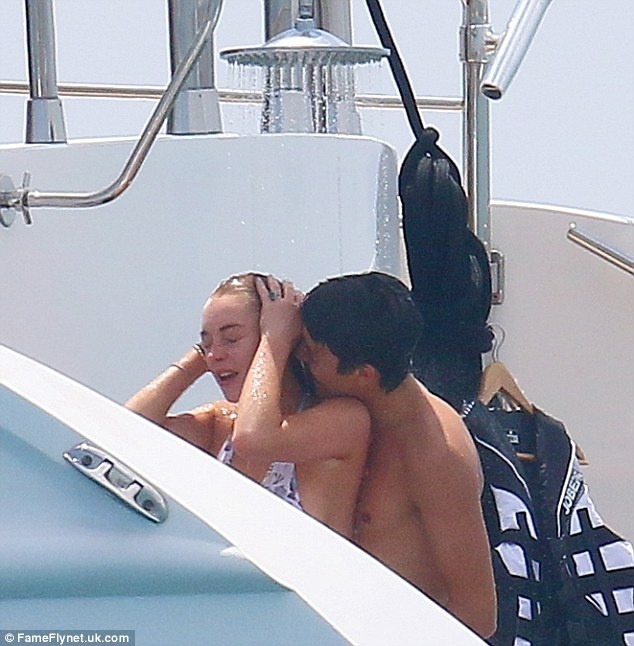 Lindsay Lohan quấn quýt bên bồ trẻ ảnh 2 Lindsay Lohan quan quyt ben bo tre anh 2