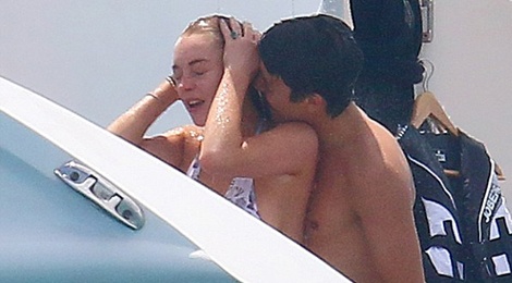 Nguoi yeu trieu phu khong ngung om hon Lindsay Lohan hinh anh