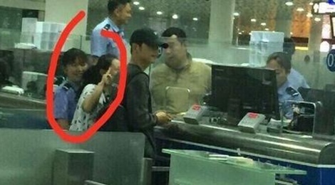 Hai quan Trung Quoc bi nghi ban thong tin cua Song Joong Ki hinh anh