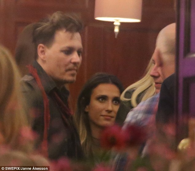 Johnny Depp vui chơi với gái lạ ảnh 1 Johnny Depp vui choi voi gai la anh 1