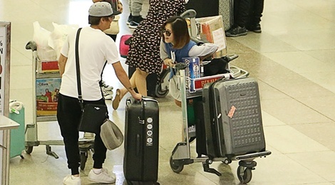 Huong Tram vui ve voi Bui Anh Tuan o san bay luc khuya hinh anh