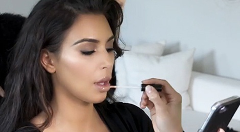 Co Kim mat 2 tieng moi ngay trang diem va lam toc hinh anh