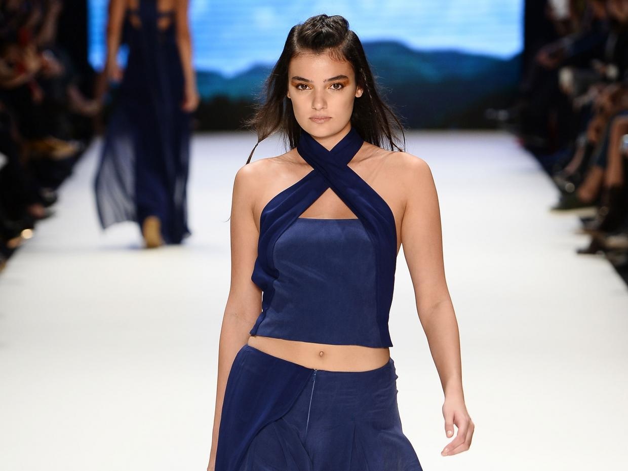 Hoa hau Merve Buyuksara an treo anh 2