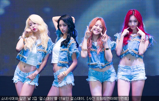 Kieu nu Kpop dot chay san khau voi vay ao mat me hinh anh